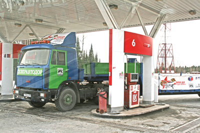 НЕФТЯНИКИ СНИЖАЮТ ЦЕНЫ НА БЕНЗИН